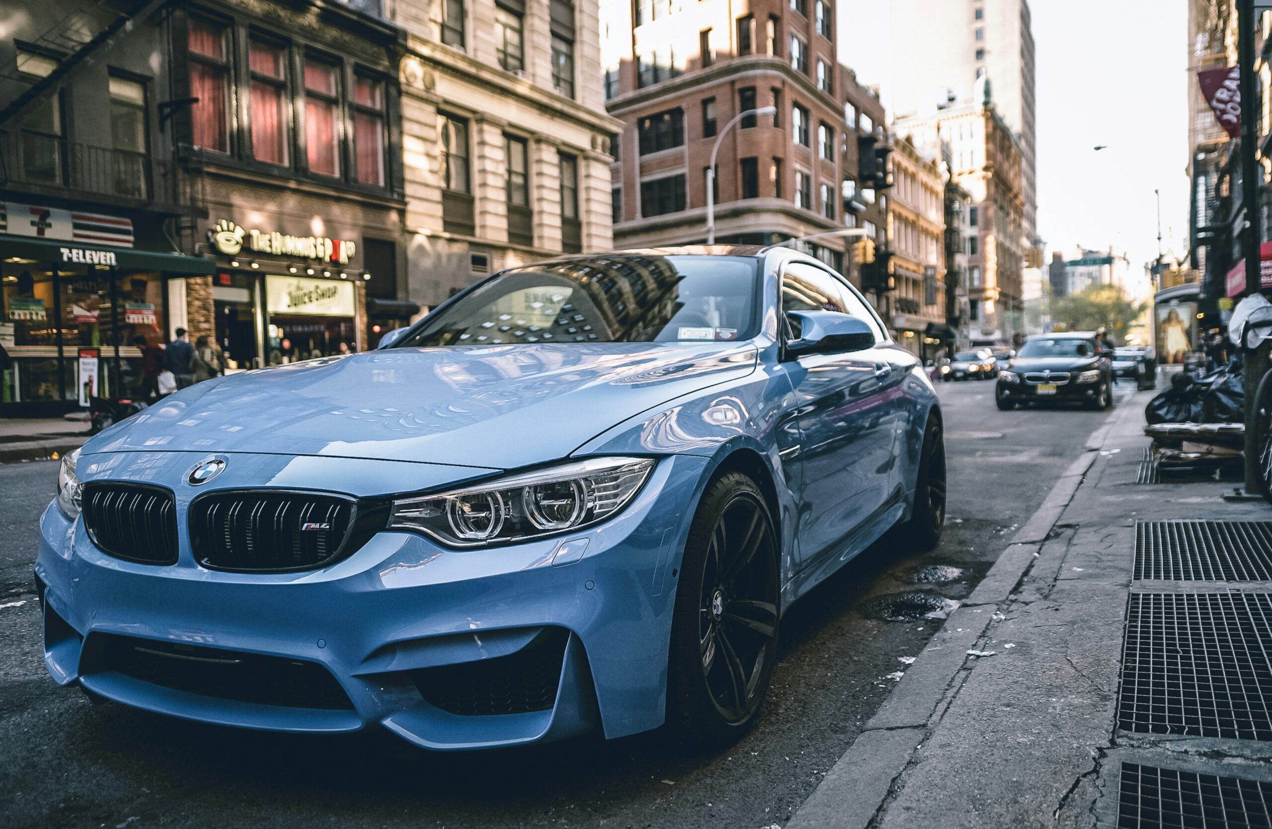 BMW seria 4 într-un spațiu de parcare, noaptea